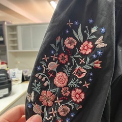 W2507-583 刺繍オフショルダー Mサイズ 中古の画像