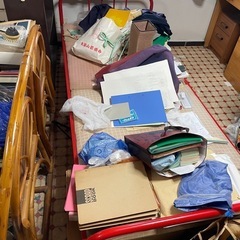 昭和レトロな赤いパイプベッドの画像