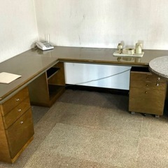 中古L字木製オカムラ木製オフィスデスク 円形サイドテーブル付きの画像