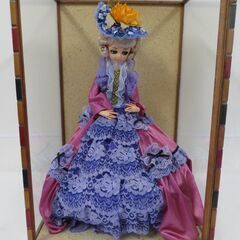 置物 ガラスケース付き フランス人形 ピンク×パープルのドレス 幅42cm×奥行47.5cm×高さ64.5cmの画像
