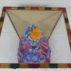 置物 ガラスケース付き フランス人形 ピンク×パープルのドレス 幅42cm×奥行47.5cm×高さ64.5cmの画像
