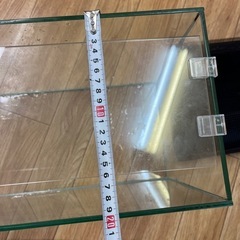 ガラス水槽60×25×20 黒いマット　流木付きの画像
