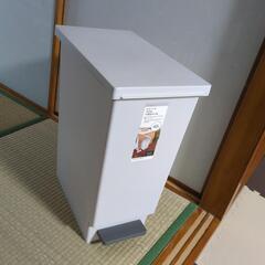☆未使用☆45L ペダルペール　ゴミ箱の画像