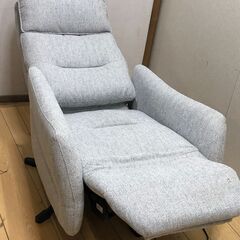 超美品 電動布張りリクライニングパーソナルチェア　2モーター LE01-2 　ニトリ 電動チェア リクライニングチェア 2モーター グレー ファブリック パーソナルチェア 電動ソファ オットマン一体型 無段階 美品 【糸島市内 送料無料】88251-5-030の画像