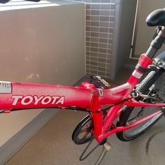 TOYOTA製のレッドの折りたたみ自転車、Shimanoギアシステム搭載。の画像