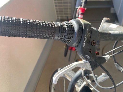 TOYOTA製のレッドの折りたたみ自転車、Shimanoギアシステム搭載。