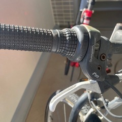 TOYOTA製のレッドの折りたたみ自転車、Shimanoギアシステム搭載。の画像