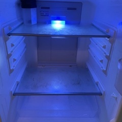 洗濯機、冷蔵庫、机のセットの画像