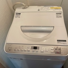 洗濯機、冷蔵庫、机のセットの画像