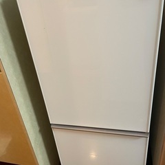 洗濯機、冷蔵庫、机のセットの画像