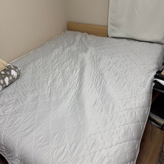 クイーンサイズベッドフレーム