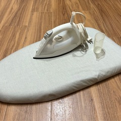 アイロンとアイロン台の画像