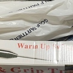 ゴルフ素振り用とクラブ一本の画像