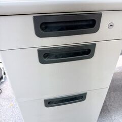 ★プラス RY-T147 両袖デスク ホワイト 事務机 オフィスデスク パソコンデスク 袖机 引き出し 収納 配線口の画像