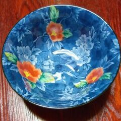 青地に花柄の美しい　少し小さめの丼　ボウル　日本製の画像