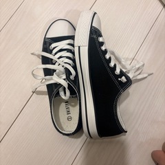 黒スニーカーの画像