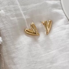 ハート　ピアス　ゴールド　可愛い　シンプル　着回し　お洒落　大人気　最安値の画像