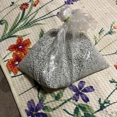 ペットゲージと砂の画像