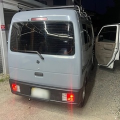 全コミ❕早いもの勝ち❕キャンプにぴったり❕塗装仕立てなので綺麗❕車検たっぷり令和9年4月29日まで❕ マット仕上げ エブリイ ACめちゃ冷え カスタム多数 天井断熱材 LEDライト ナンバー灯 キャリアマットブラック塗装 外装 マットグレーと黒のツートン　の画像