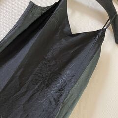 【新品】ノースリーブワンピース　黒　花柄　サテンの画像