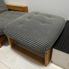 カリモク　1人用ソファ&フットスツールのセットの画像