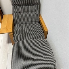 カリモク　1人用ソファ&フットスツールのセットの画像