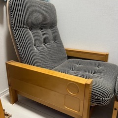 カリモク　1人用ソファ&フットスツールのセットの画像