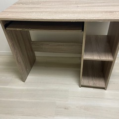 組み立て式パソコンデスクの画像