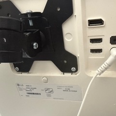 【中古】LG 27UL550-W 4Kモニター（27インチ）＋モニターアーム付き／2022年製／7/25〜26引き取り限定の画像