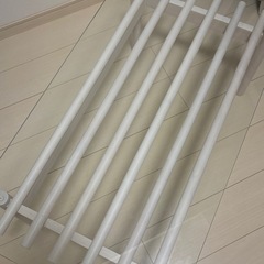 北欧風ガラステーブルの画像