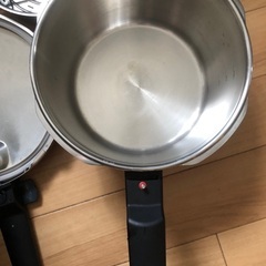 ステンレス圧力鍋と蒸し器セットの画像
