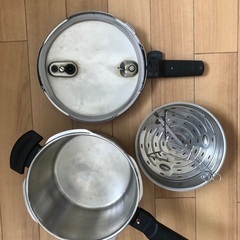 ステンレス圧力鍋と蒸し器セットの画像