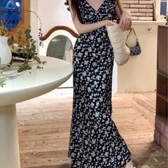 Vネック花柄ワンピースの画像