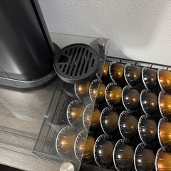 (1年以内)ネスプレッソ コーヒーメーカー ブラック/ホワイト(コーヒーテーブル付き)の画像