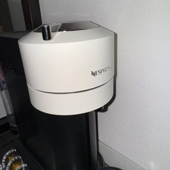 (1年以内)ネスプレッソ コーヒーメーカー ブラック/ホワイト(コーヒーテーブル付き)の画像