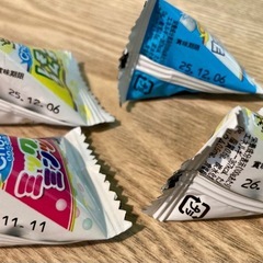 うまい棒(コンポタ味)２本 ・ チュッパチャプス(プリン味)１本 ・ 清涼菓子(レモン味)２つ(ヨーグルト味)１つ(ミックスミンツ味)１つの画像