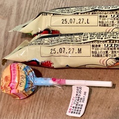 うまい棒(コンポタ味)２本 ・ チュッパチャプス(プリン味)１本 ・ 清涼菓子(レモン味)２つ(ヨーグルト味)１つ(ミックスミンツ味)１つの画像