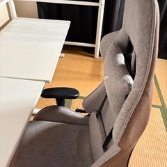 ゲーミングデスクとチェア の画像