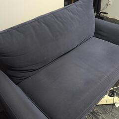 青いソファの画像
