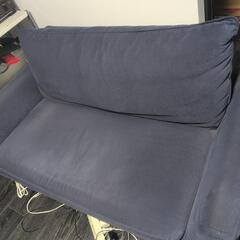 青いソファの画像
