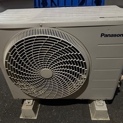 エアコン、壊れた洗濯機の画像