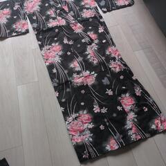 黒地にピンク花柄の浴衣UNIQLO レディース 浴衣の画像