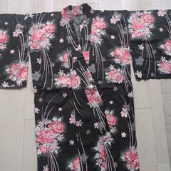 黒地にピンク花柄の浴衣UNIQLO レディース 浴衣の画像