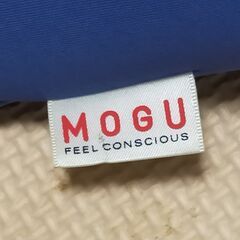 MOGU ビーズクッションと普通のクッションx2の画像