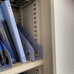  スチール製・ガラス扉付き・鍵付き書類キャビネットの画像