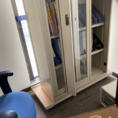  スチール製・ガラス扉付き・鍵付き書類キャビネットの画像