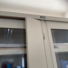  スチール製・ガラス扉付き・鍵付き書類キャビネットの画像