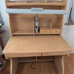 頑丈で長年使える木製学習机の画像