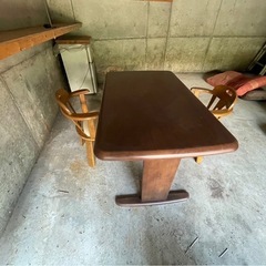 ダイニングテーブルと椅子のセット の画像