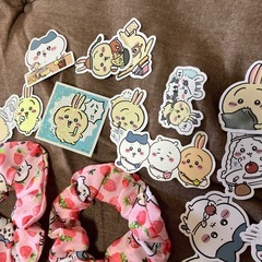 ちいかわシュシュ&防水シールの画像